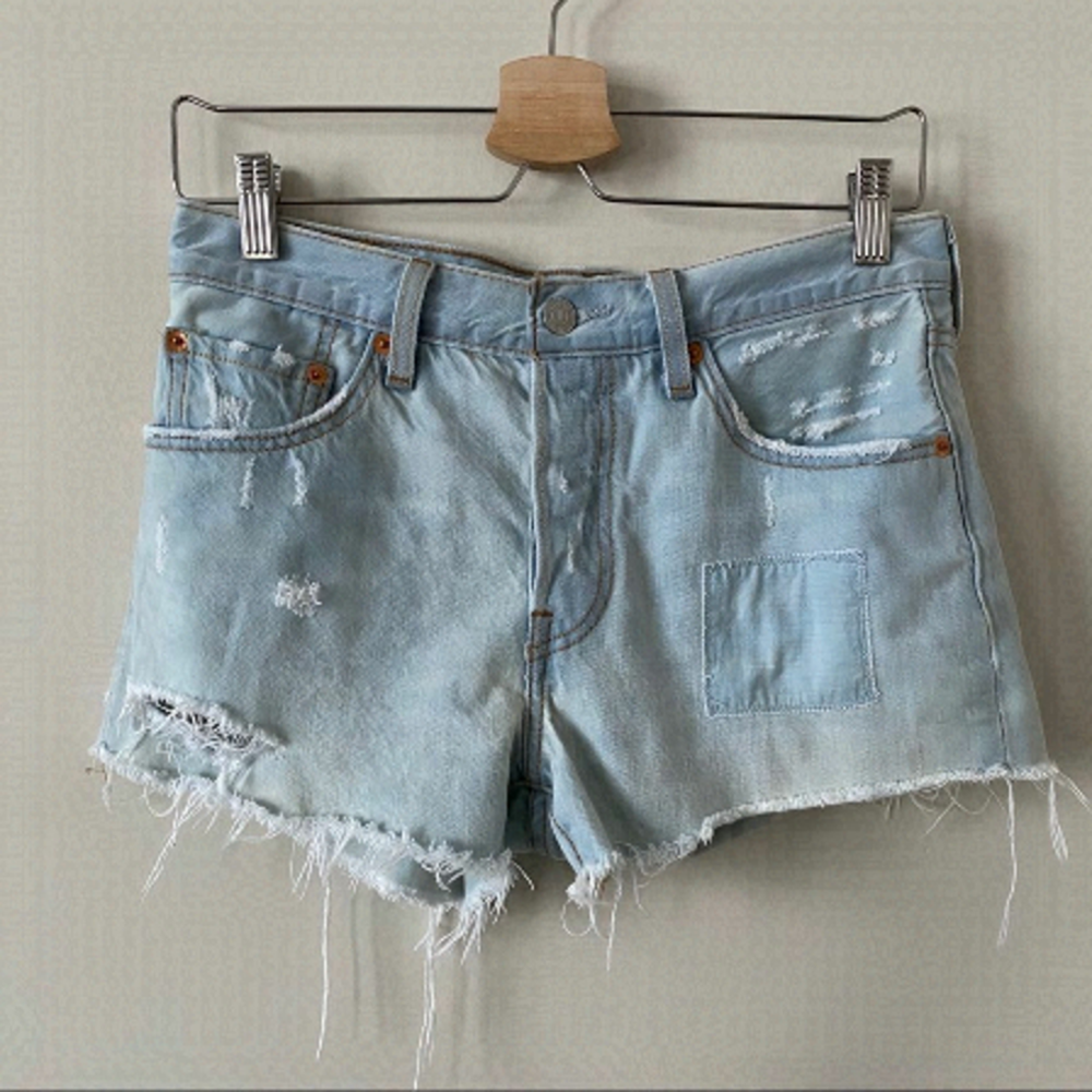 LEVI’S Light Wash Distressed Patch Pocket Shorts